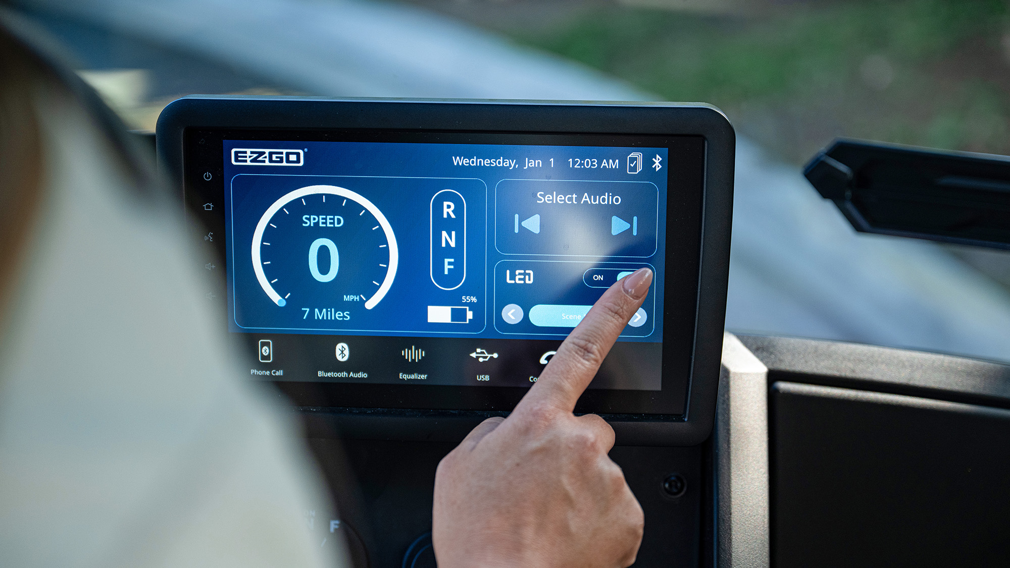 10" ECOXGEAR touchscreen close up